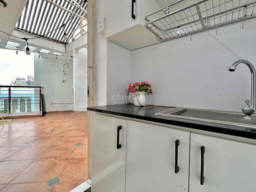 Ban công Quận 6, tách bếp rộng