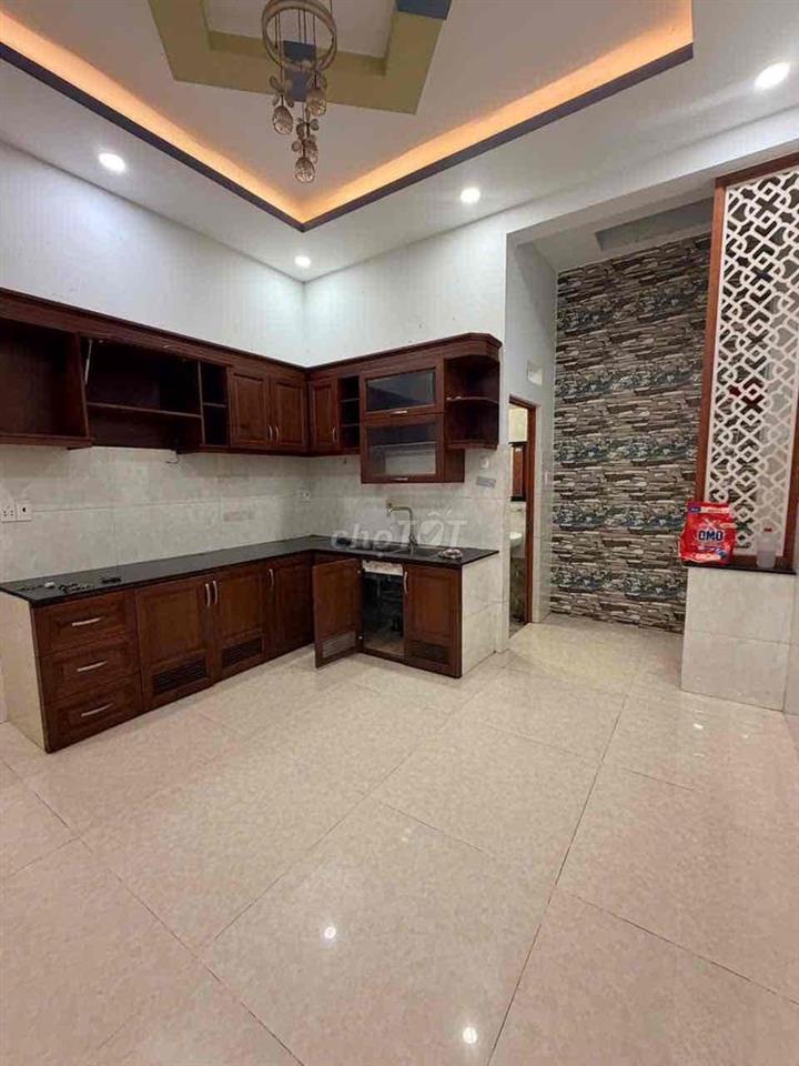 Nhà liên khu 5-6 ( 4pn-5wc ) giá 10tr/ tháng