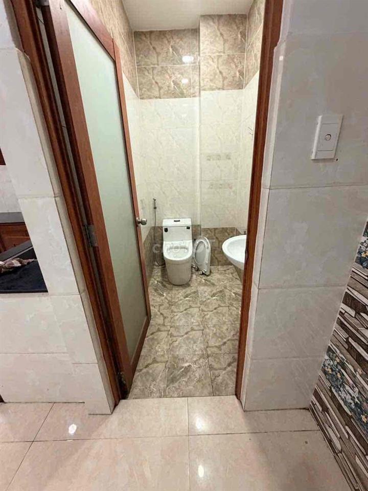 Nhà liên khu 5-6 ( 4pn-5wc ) giá 10tr/ tháng