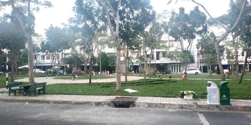 Nhà 2 tấm + sân thượng - đối diện công viên 9tr TL