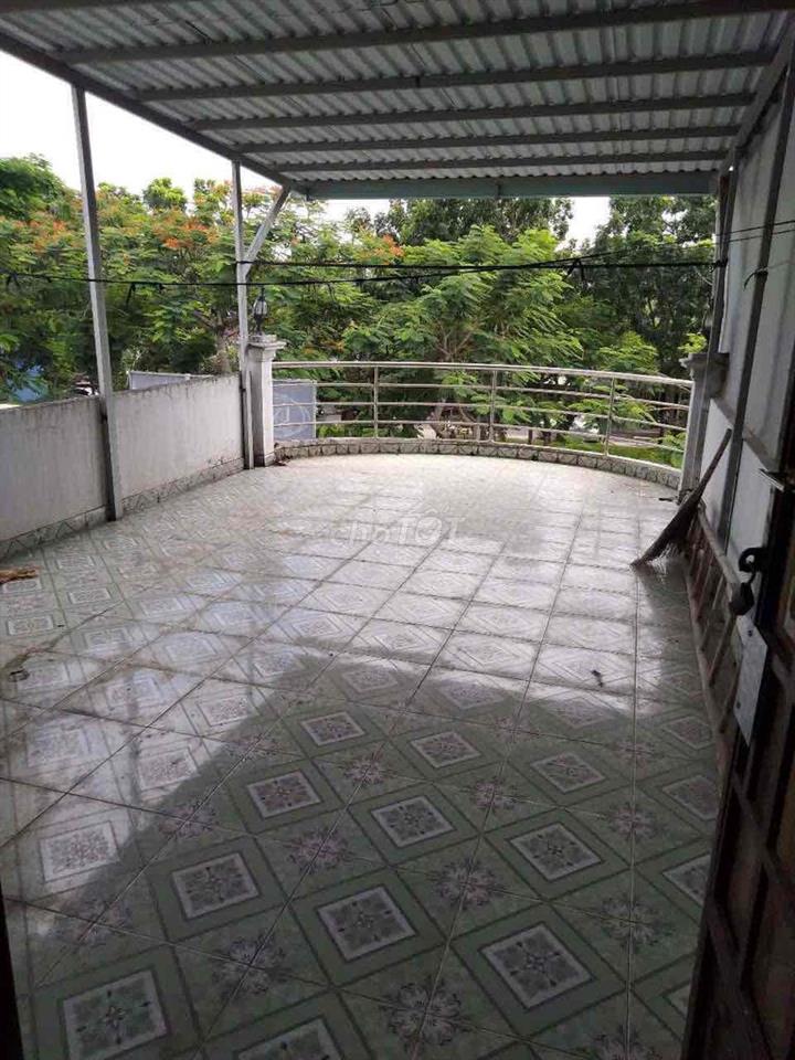 Nhà 2 tấm + sân thượng - đối diện công viên 9tr TL
