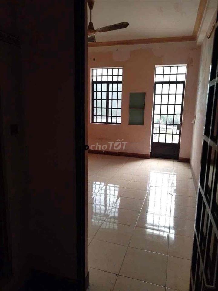 Nhà 2 tấm + sân thượng - đối diện công viên 9tr TL