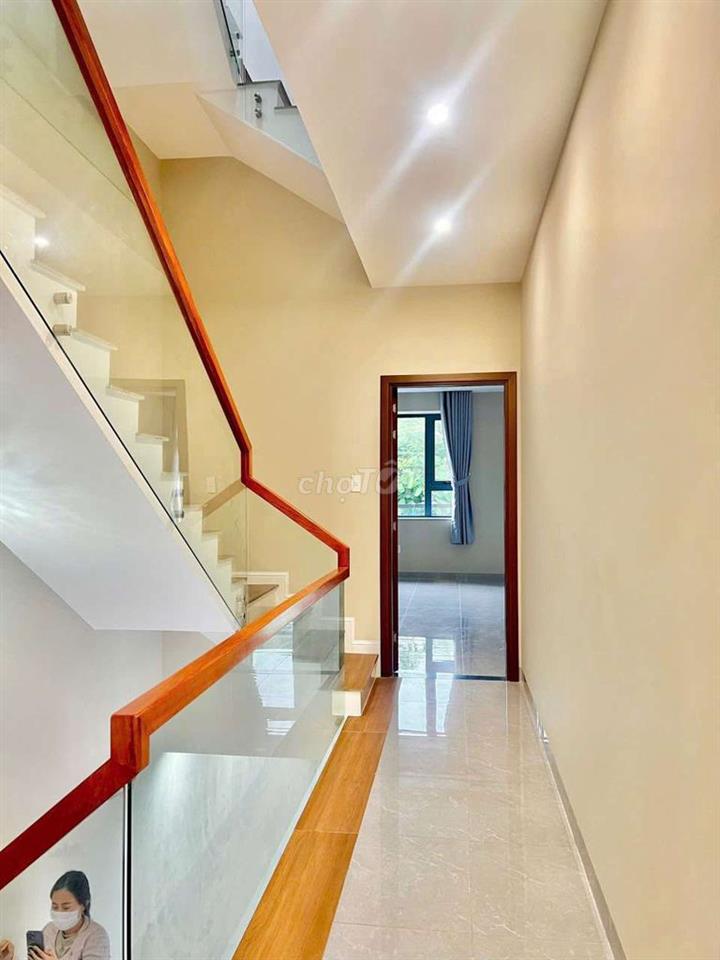 Cho thuê nhà mới tinh giáp tên lửa dt 5*20m