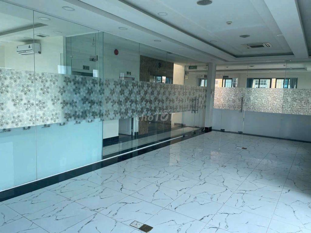 Cho thuê tòa nhà có hầm thang máy sát siêu thị Aeonmall dt 10*20m