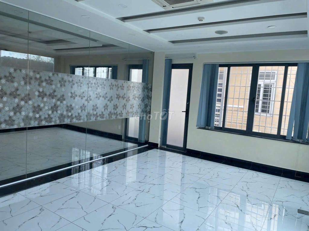 Cho thuê tòa nhà có hầm thang máy sát siêu thị Aeonmall dt 10*20m