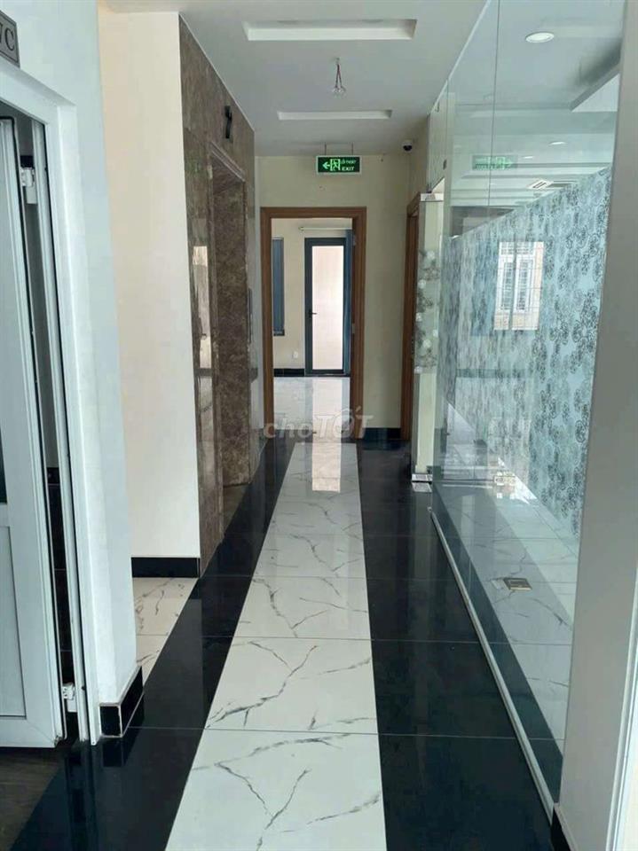 Cho thuê tòa nhà có hầm thang máy sát siêu thị Aeonmall dt 10*20m