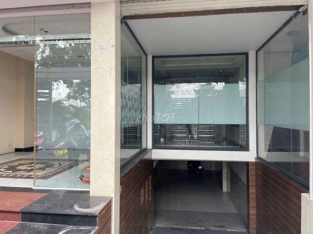 Cho thuê tòa nhà có hầm thang máy sát siêu thị Aeonmall dt 10*20m