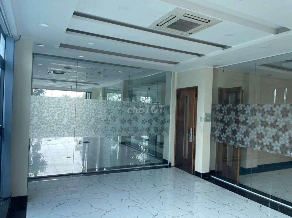 Cho thuê tòa nhà có hầm thang máy sát siêu thị Aeonmall dt 10*20m