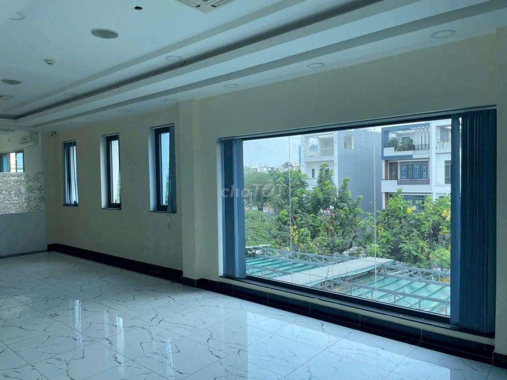 Cho thuê tòa nhà có hầm thang máy sát siêu thị Aeonmall dt 10*20m