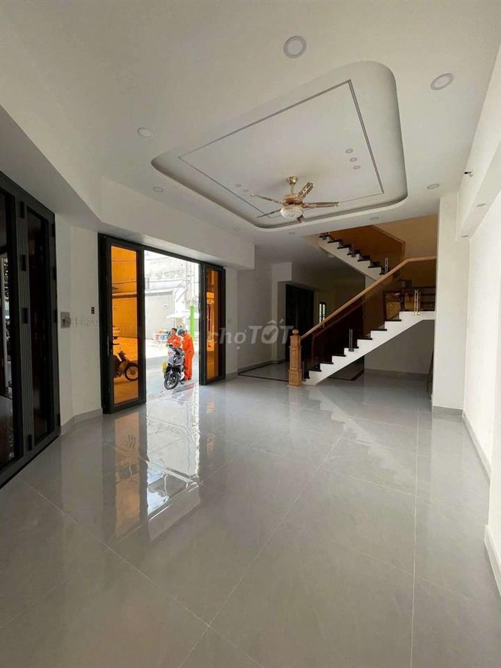 Cho thuê nhà góc gần siêu thị Aeonmall dt 5*20m
