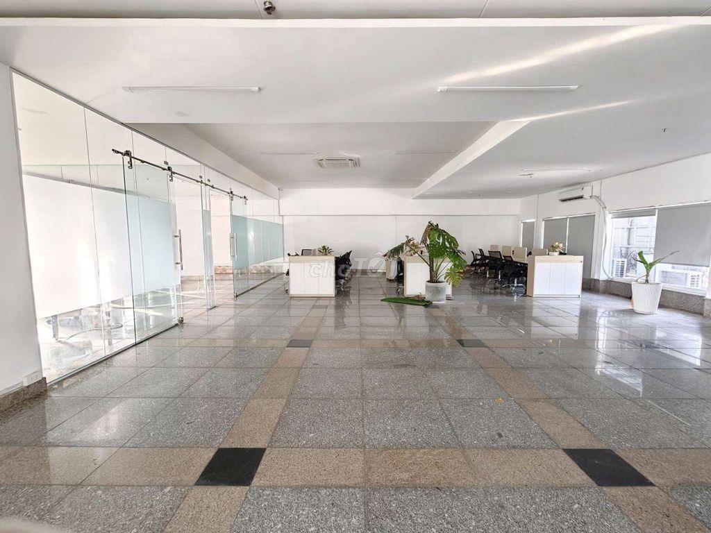 Cho thuê tòa nhà khách sạn dt 1800m2 có 33 pn