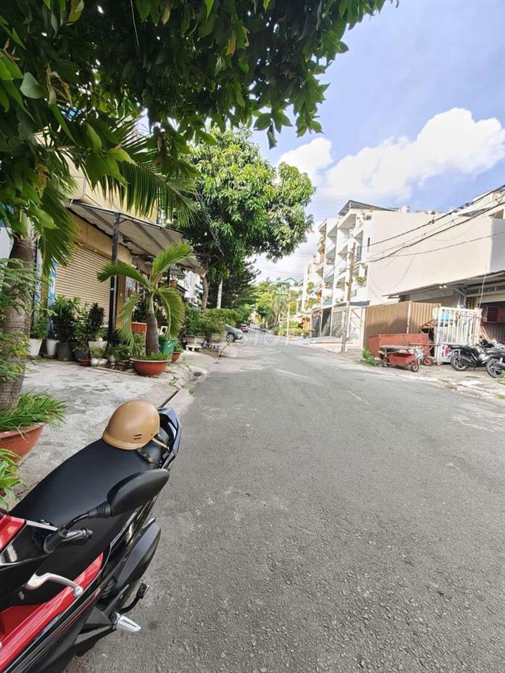 Cho thuê tòa nhà khách sạn dt 1800m2 có 33 pn