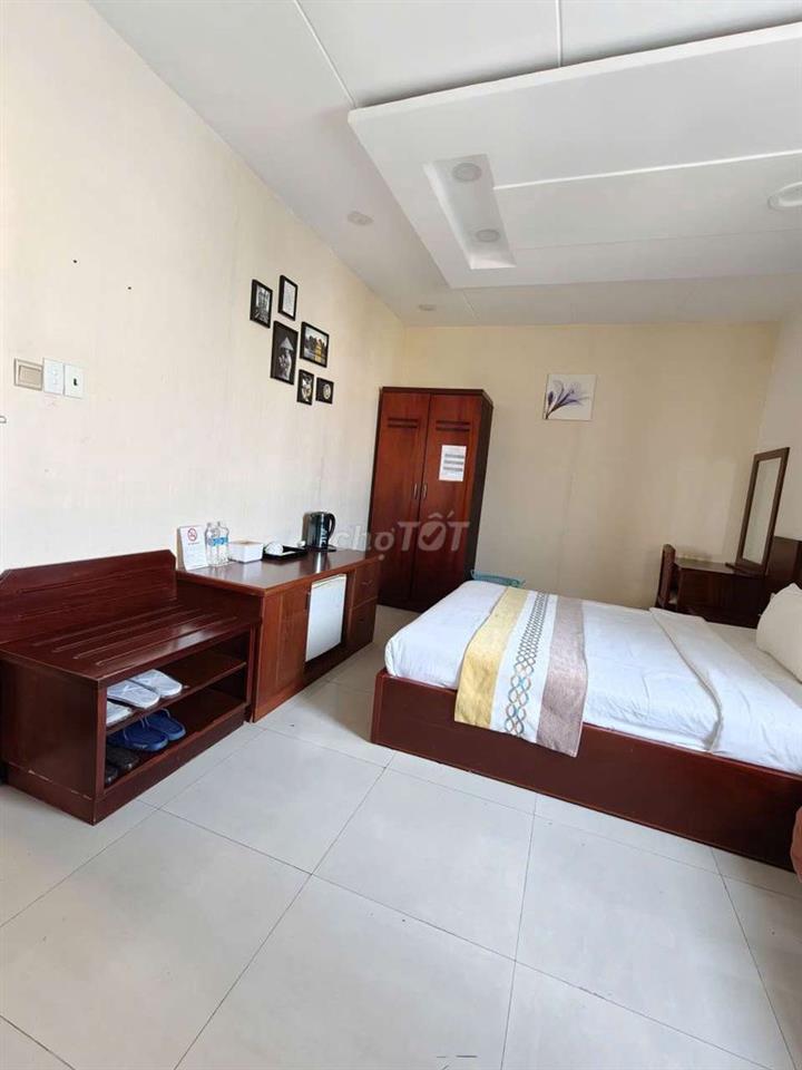 Cho thuê tòa nhà khách sạn dt 1800m2 có 33 pn