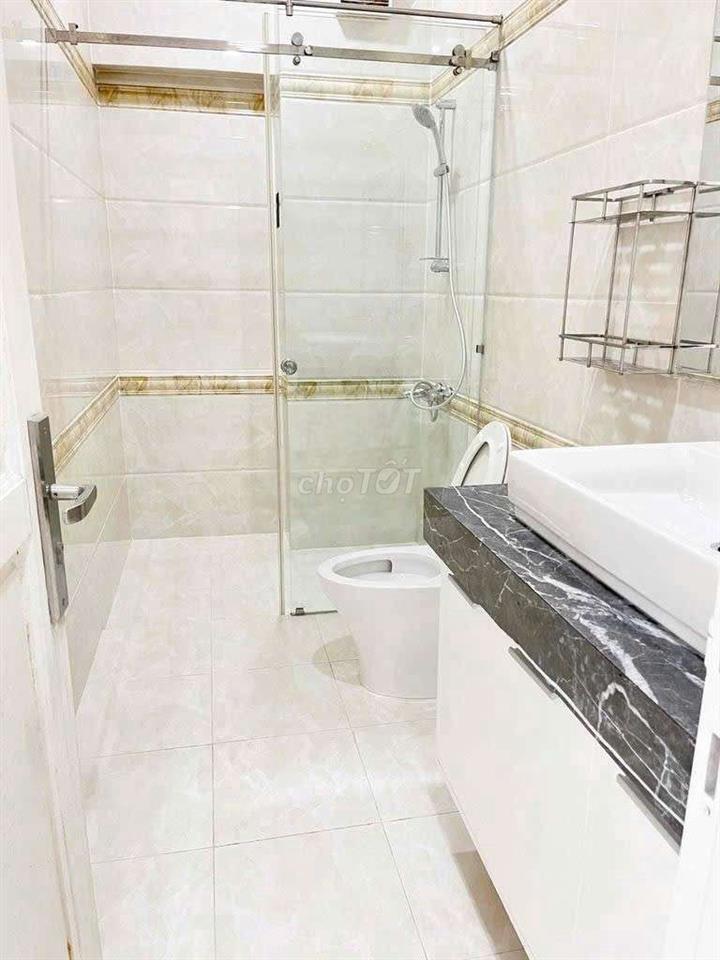 Cho thuê tòa nhà gần ngay siêu thị Aeonmall dt 10*20m thang máy 