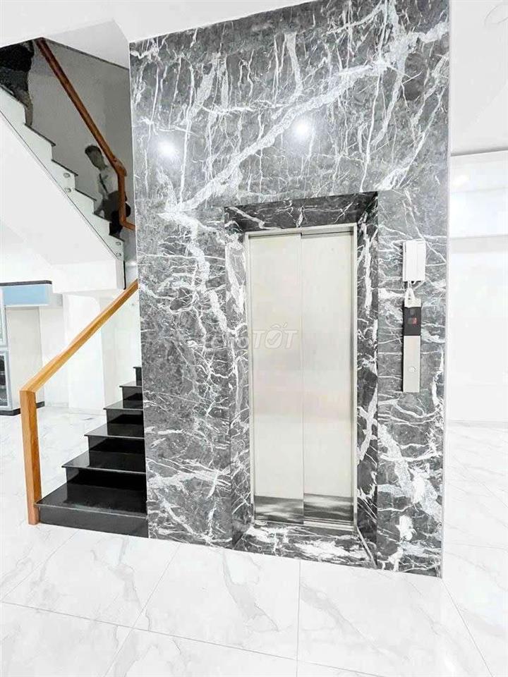 Cho thuê tòa nhà gần ngay siêu thị Aeonmall dt 10*20m thang máy 