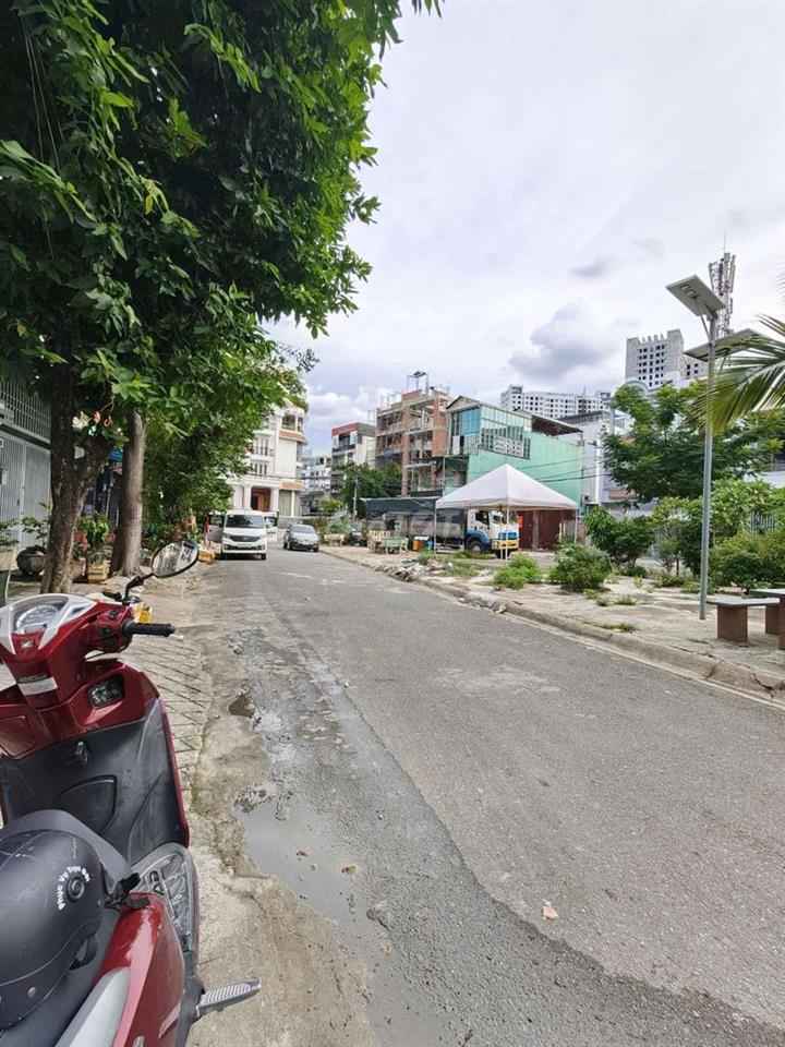 Cho thuê nhà đối diện công viên dt 4*22m