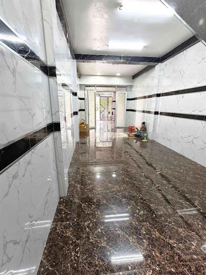 Cho thuê nhà đối diện công viên dt 4*22m