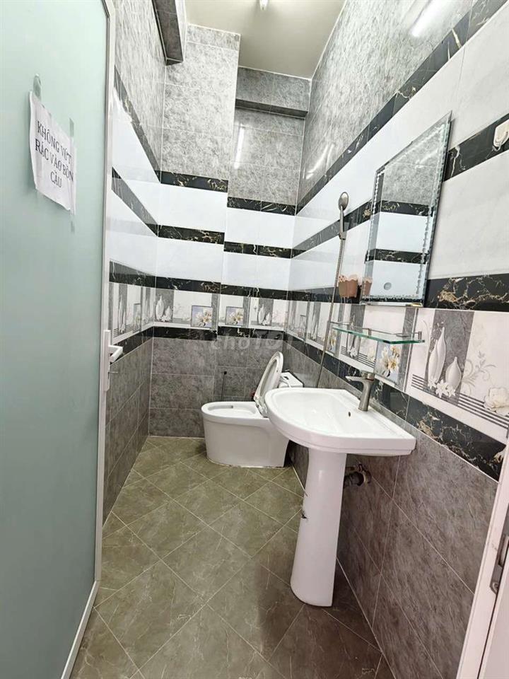 Cho thuê nhà đối diện công viên dt 4*22m