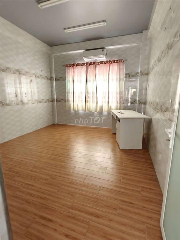 Cho thuê nhà đối diện công viên dt 4*22m