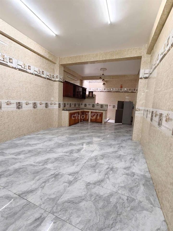 Cho thuê nhà đối diện công viên dt 4*22m