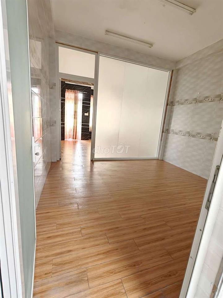 Cho thuê nhà đối diện công viên dt 4*22m