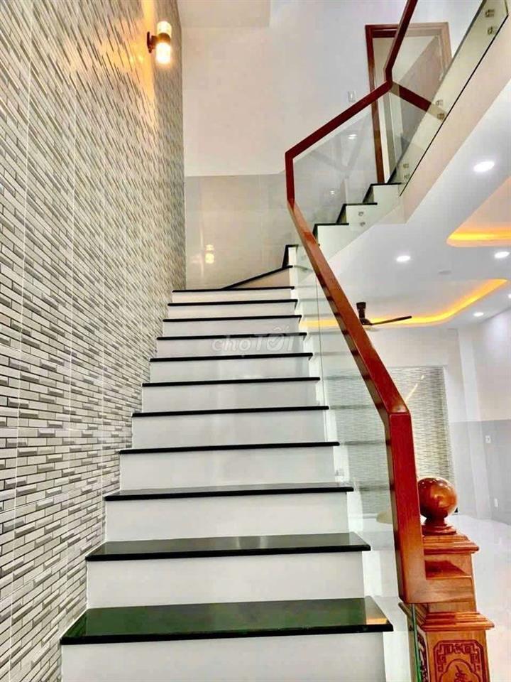 Cho thuê nhà mới tinh giáp tên lửa dt 5*20m