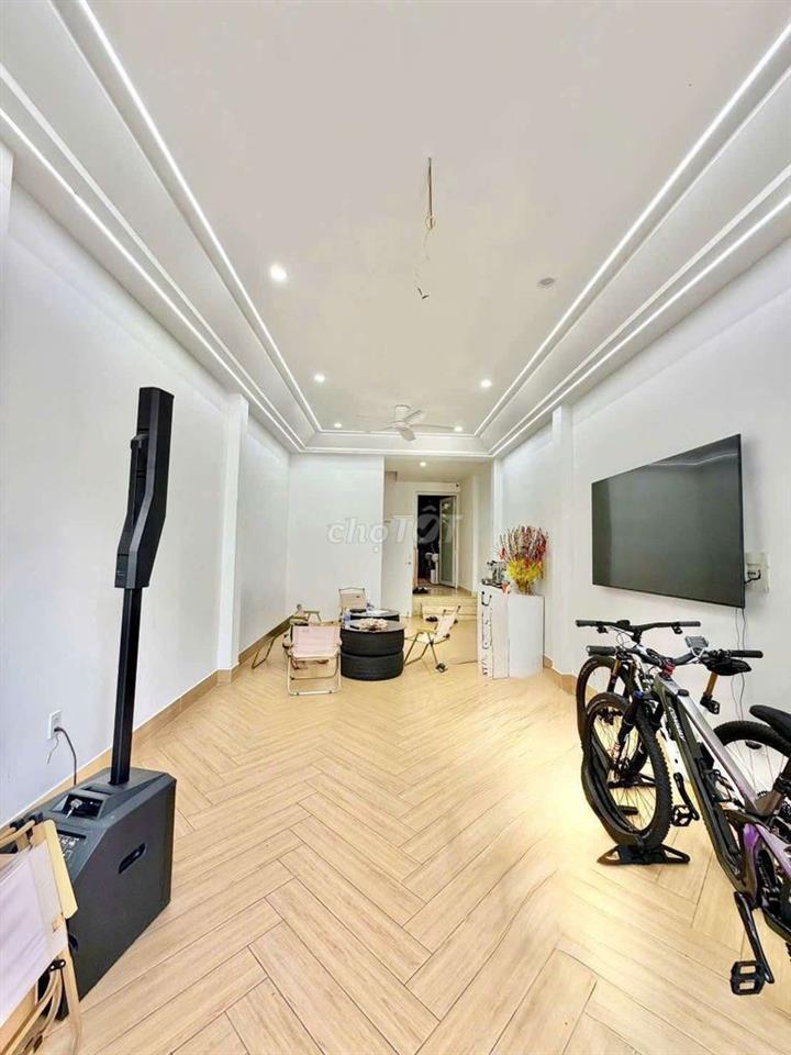 Cho thuê nhà mới tinh nội thất dt 4*20m