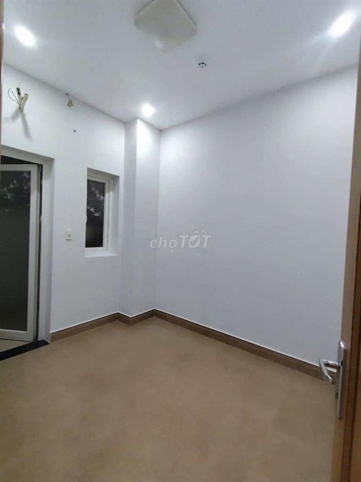 Cho thuê nhà mới sát siêu thị Aeonmall dt 5*20m