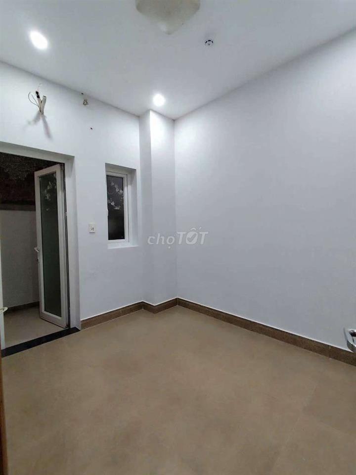Cho thuê nhà mới sát siêu thị Aeonmall dt 5*20m