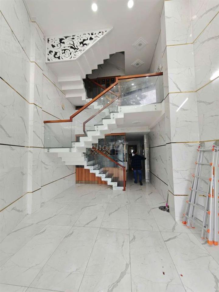 Cho thuê nhà góc MTNB quận 6 dt 4*16m