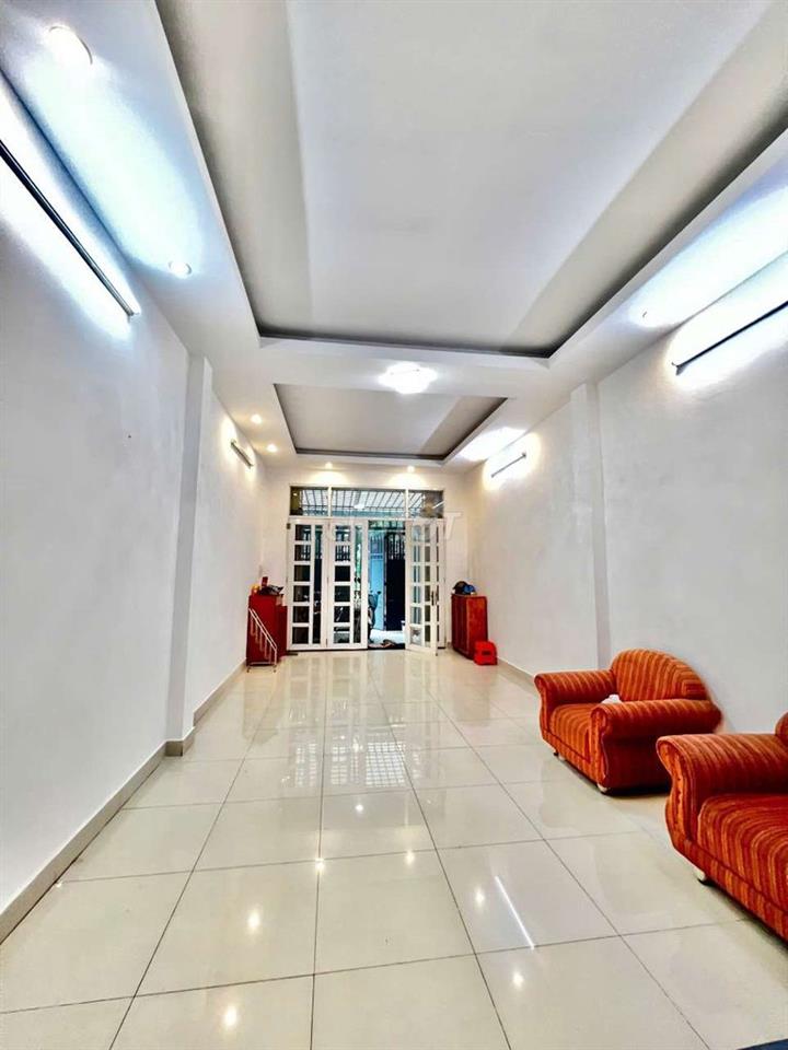 Cho thuê nhà full nội thất đối diện công viên dt 4*20m