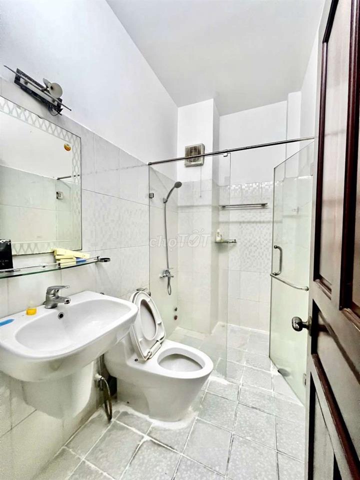 Cho thuê nhà full nội thất đối diện công viên dt 4*20m