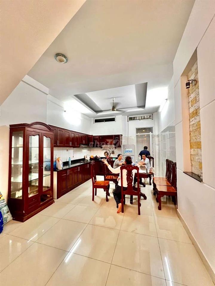 Cho thuê nhà full nội thất đối diện công viên dt 4*20m