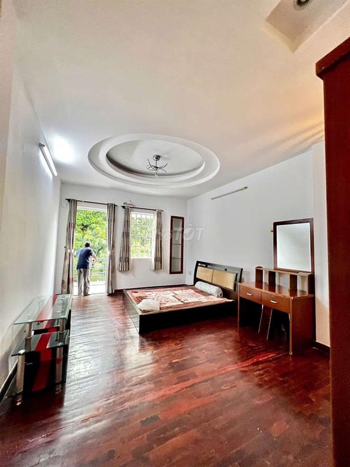 Cho thuê nhà full nội thất đối diện công viên dt 4*20m