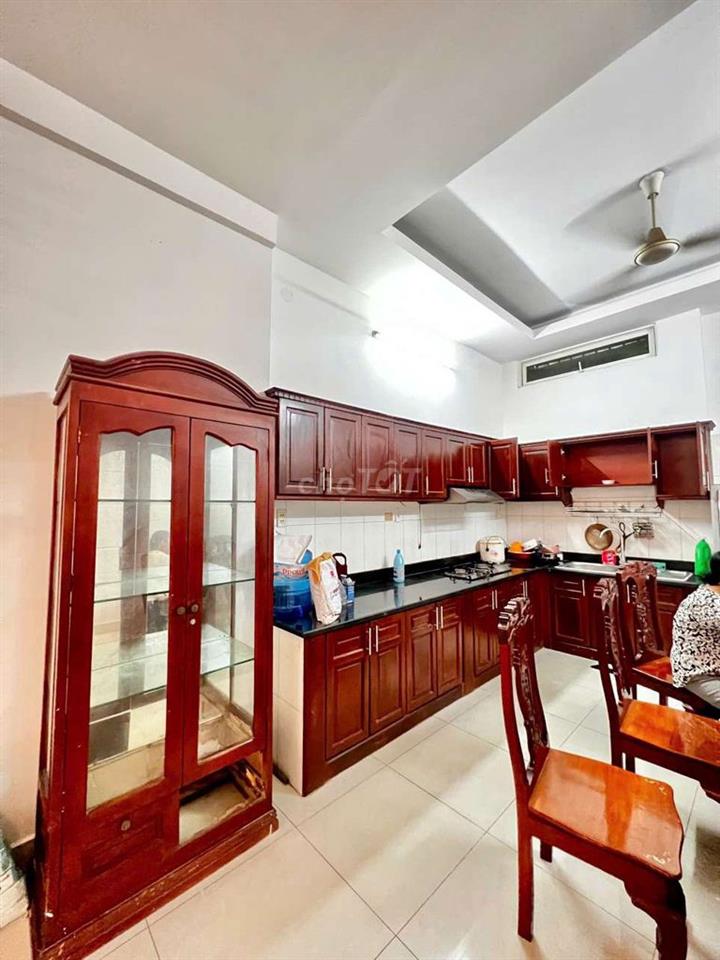 Cho thuê nhà full nội thất đối diện công viên dt 4*20m