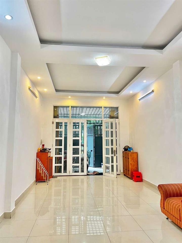 Cho thuê nhà full nội thất đối diện công viên dt 4*20m