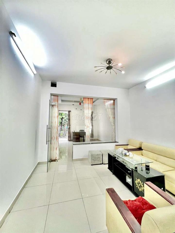 Cho thuê nhà full nội thất đối diện công viên dt 4*20m