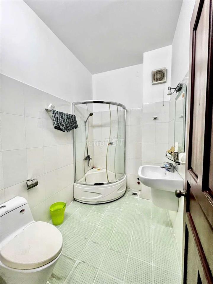 Cho thuê nhà full nội thất đối diện công viên dt 4*20m