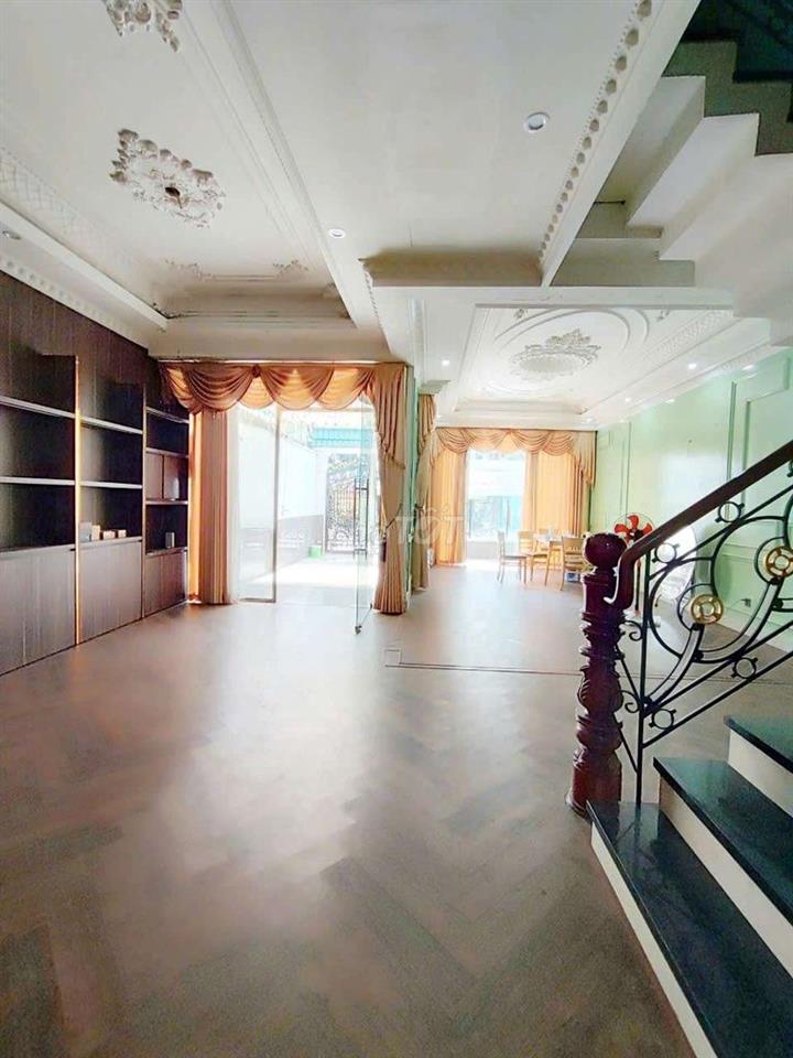 Cho thuê biệt thự sát siêu thị Aeonmall dt 8*20m