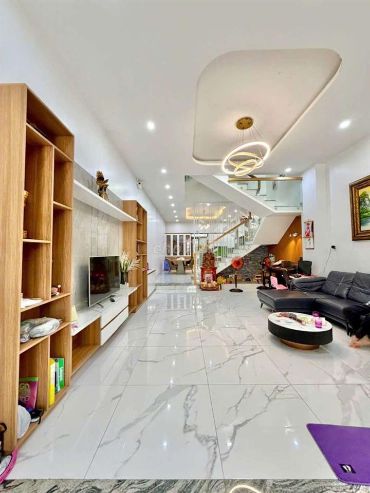 Cho thuê nhà mới đẹp full nội thất sát siêu thị Aeonmall dt 4.5*20m
