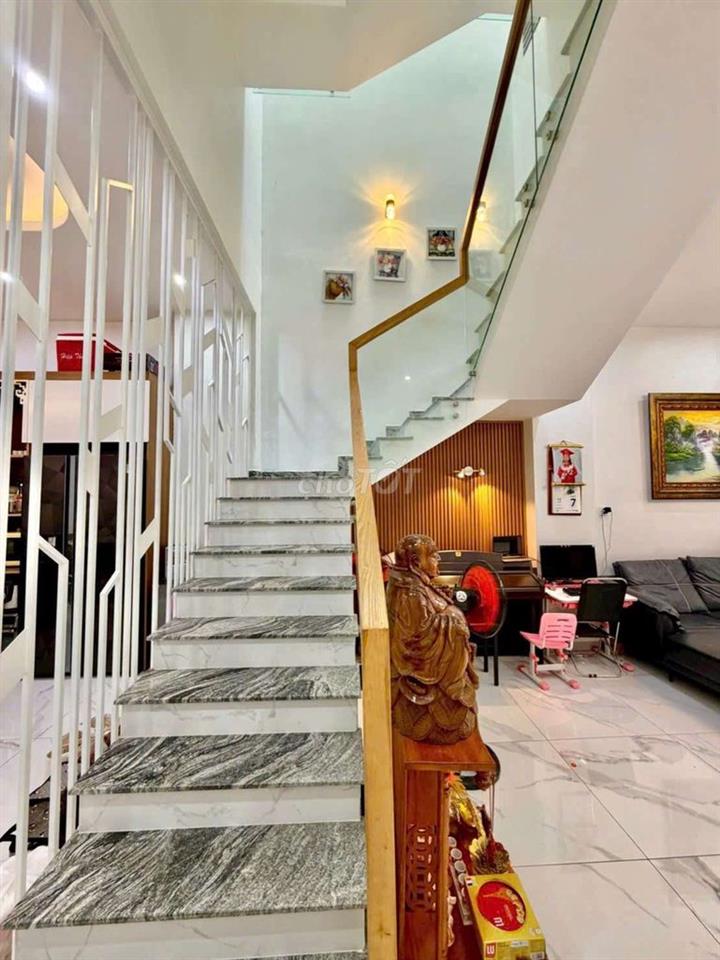 Cho thuê nhà mới đẹp full nội thất sát siêu thị Aeonmall dt 4.5*20m