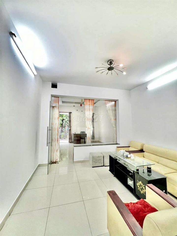 Cho thuê nhà có nội thất dt 4*20m
