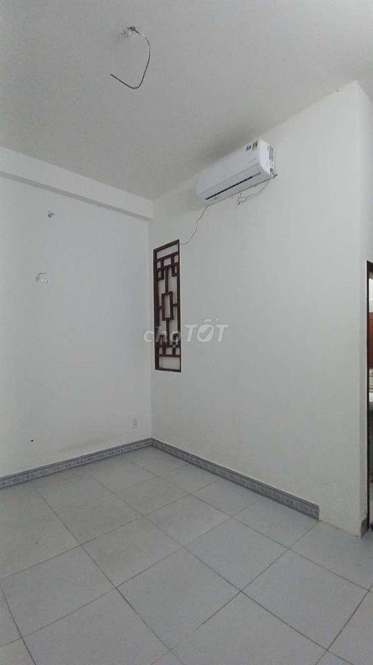 NHÀ MỚI ĐẸP Y HÌNH 1TRỆT 2 LẦU BAN CÔNG 4PN 3WC HẺM XE HƠI