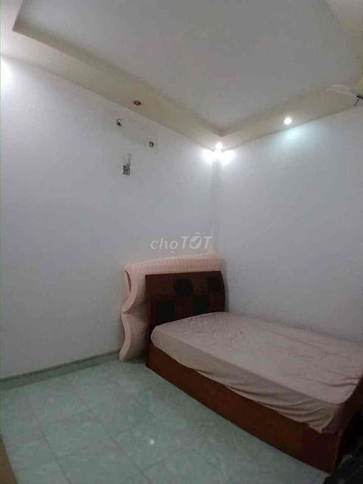 Cho thuê nhà: 8 triệu/tháng 3 phòng ngủ hẻm 6m có nội thất