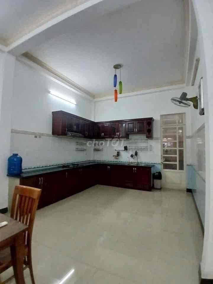 Cho thuê nhà: 8 triệu/tháng 3 phòng ngủ hẻm 6m có nội thất