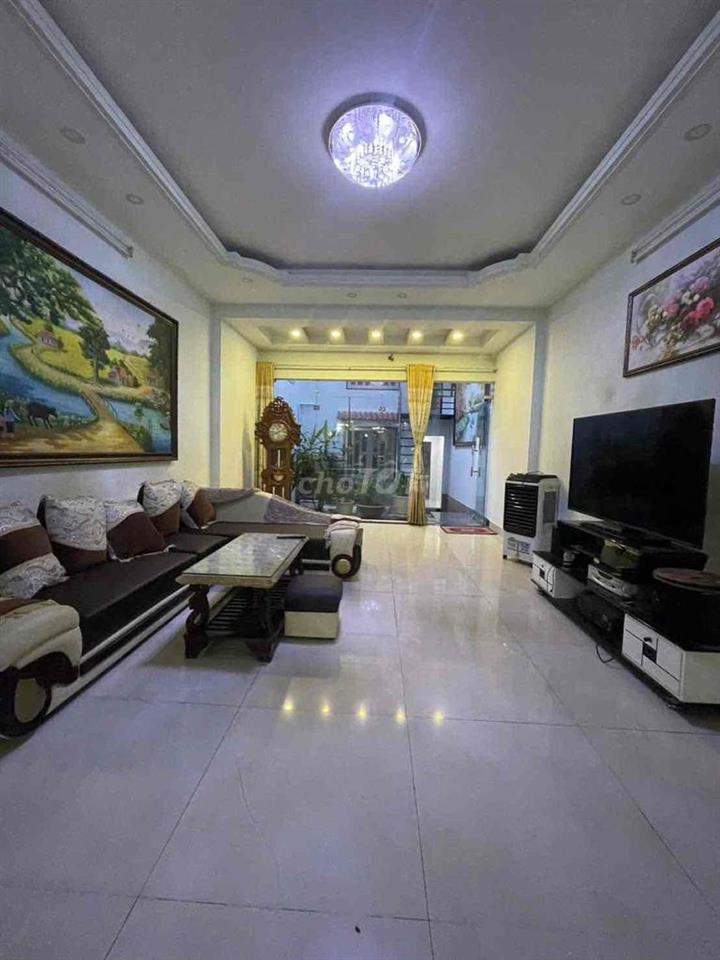Cho thuê nhà 3 tầng (4,5m x 33m) 5 phòng ngủ hẻm 7m hướng đông
