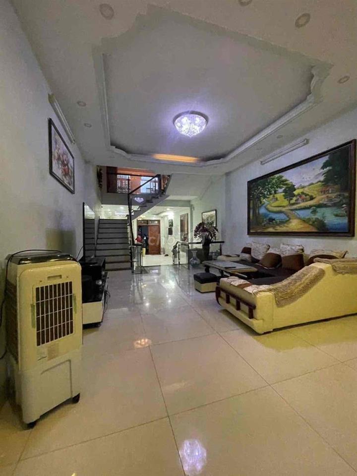 Cho thuê nhà 3 tầng (4,5m x 33m) 5 phòng ngủ hẻm 7m hướng đông