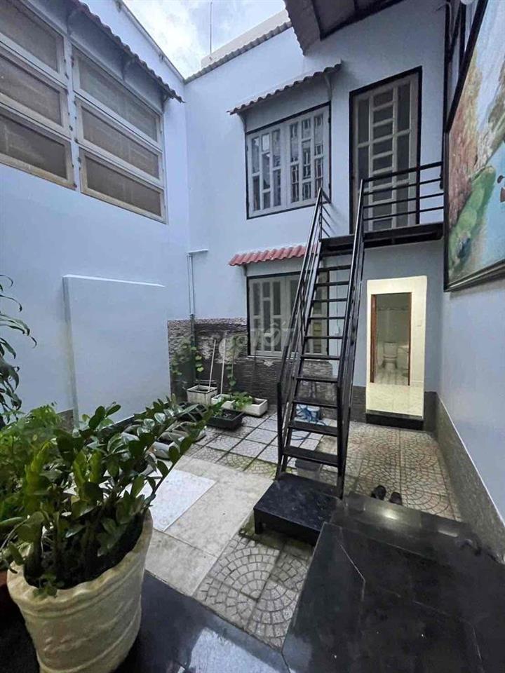Cho thuê nhà 3 tầng (4,5m x 33m) 5 phòng ngủ hẻm 7m hướng đông