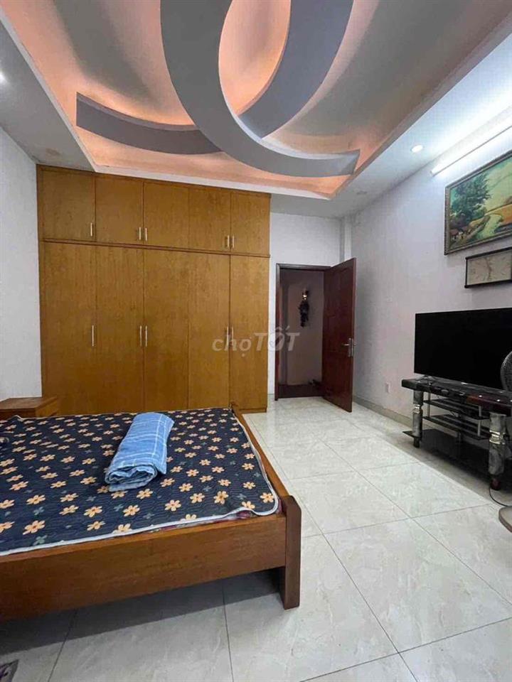 Cho thuê nhà 3 tầng (4,5m x 33m) 5 phòng ngủ hẻm 7m hướng đông
