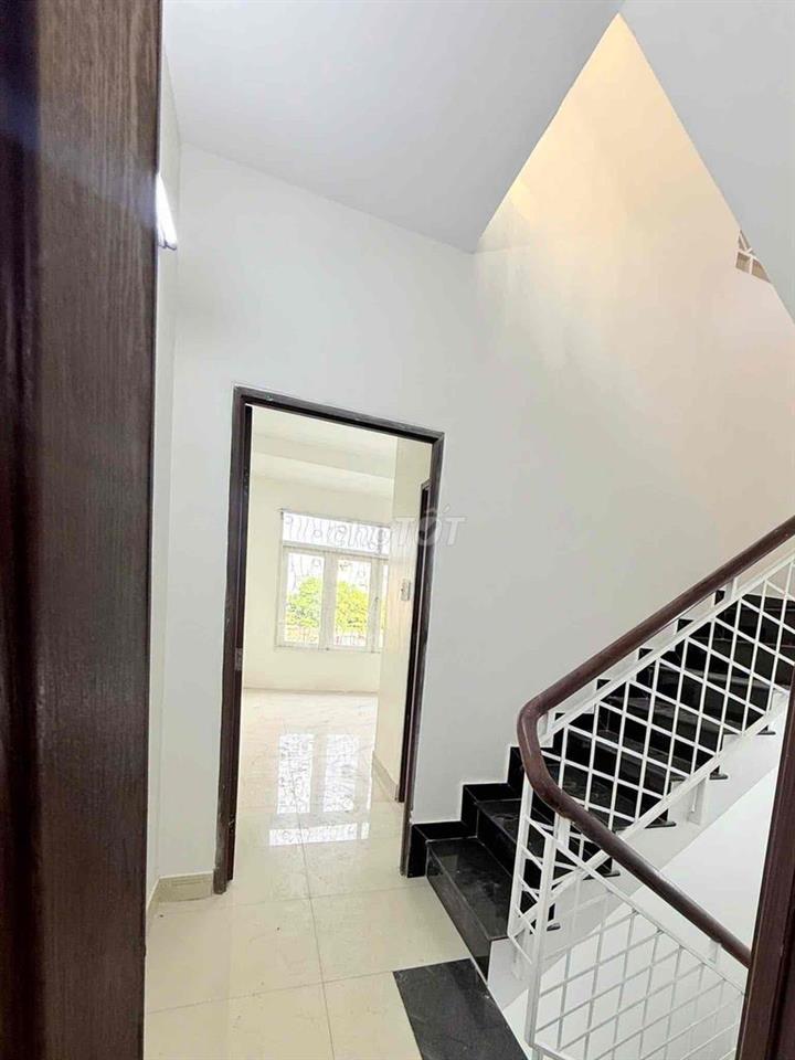 Mặt tiền đường lớn 25m 3 tầng (4m x 15m) có vỉa hè 5m 3 phòng ngủ